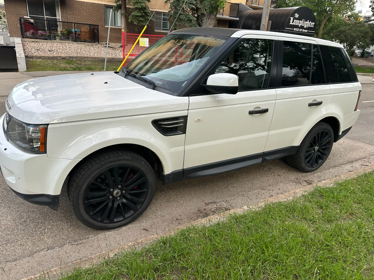 White Range Rover Sport SUV - photo 3