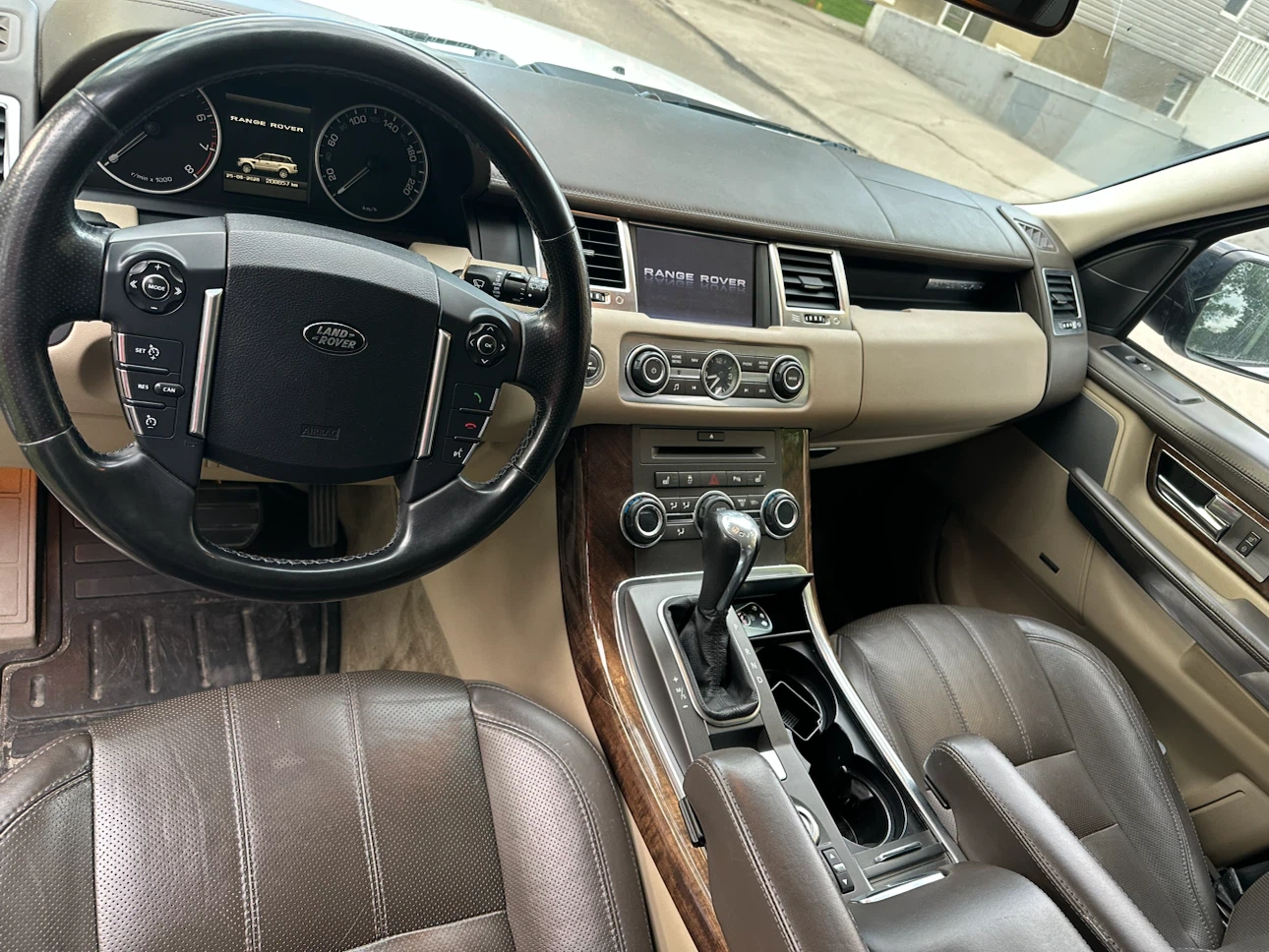 White Range Rover Sport SUV - photo 4