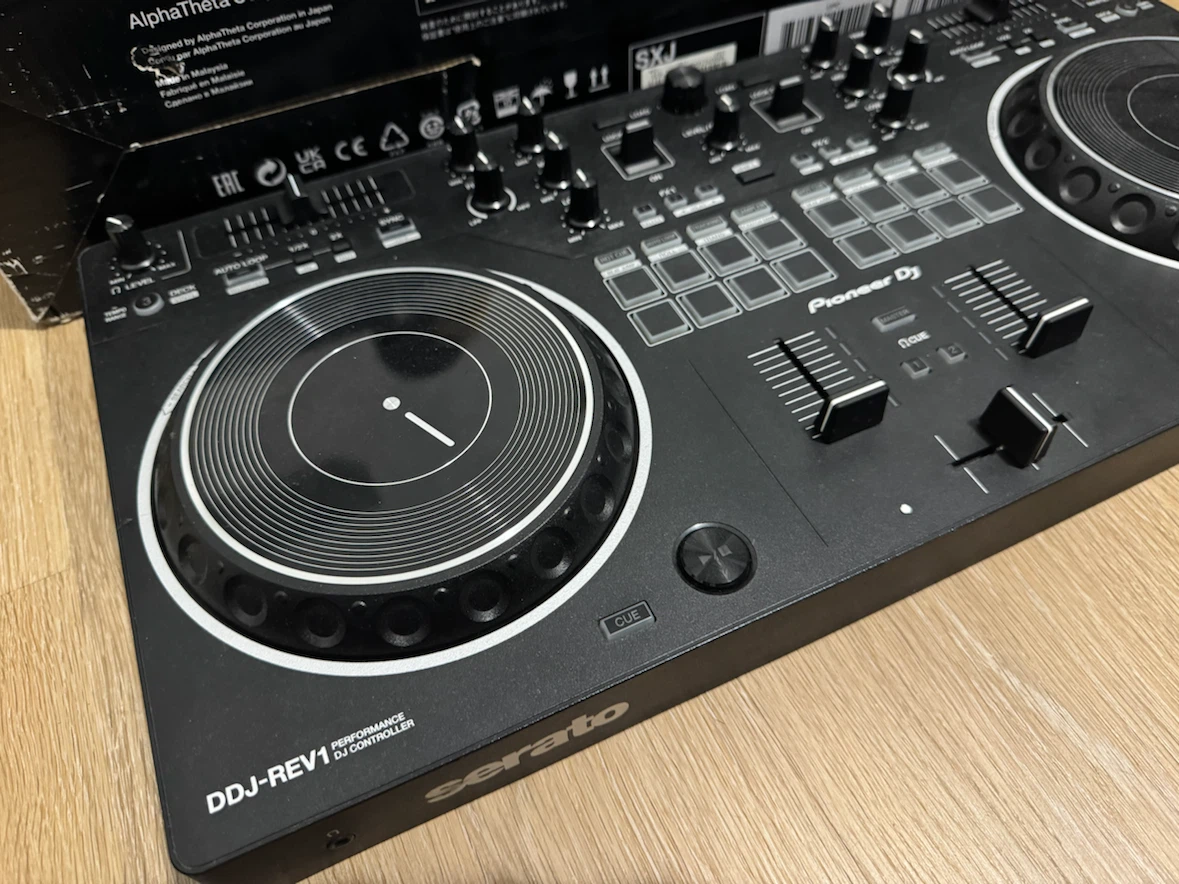 Pioneer DDJ-REV1 DJ Controller - photo 3