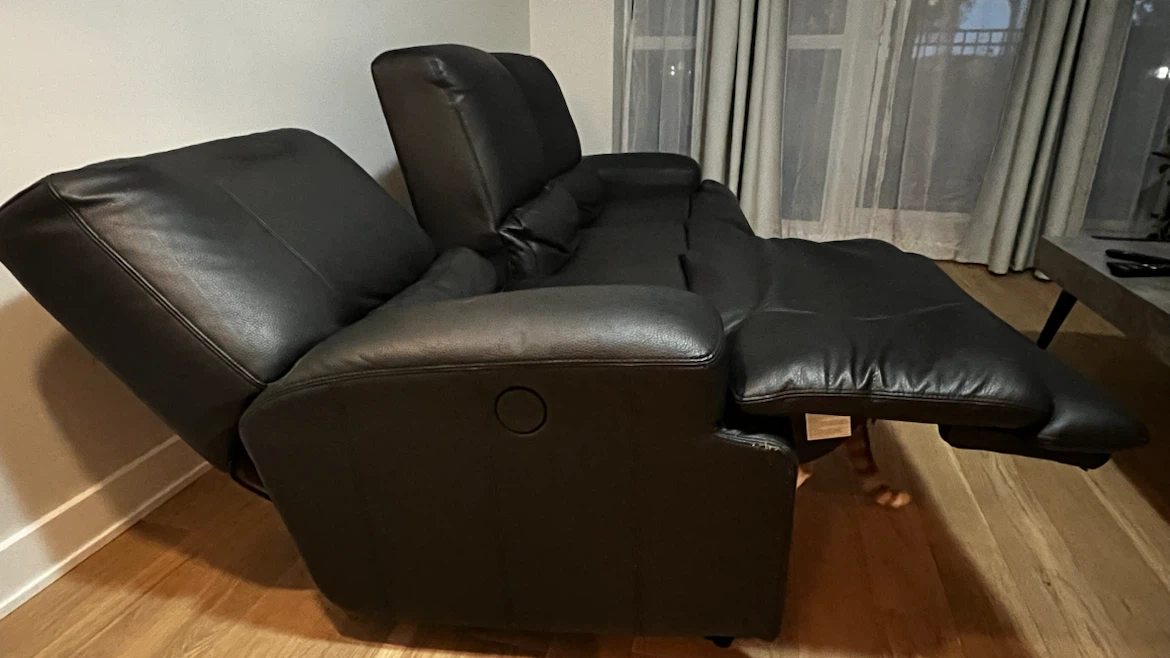 Sale: super comfortable used three seater leather recliner - photo 3
