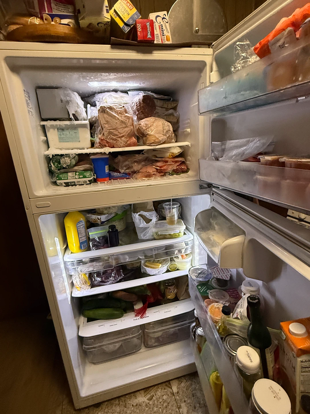 33cb inch Refigeeator/ Freezer with built in Ice Maker - photo 2