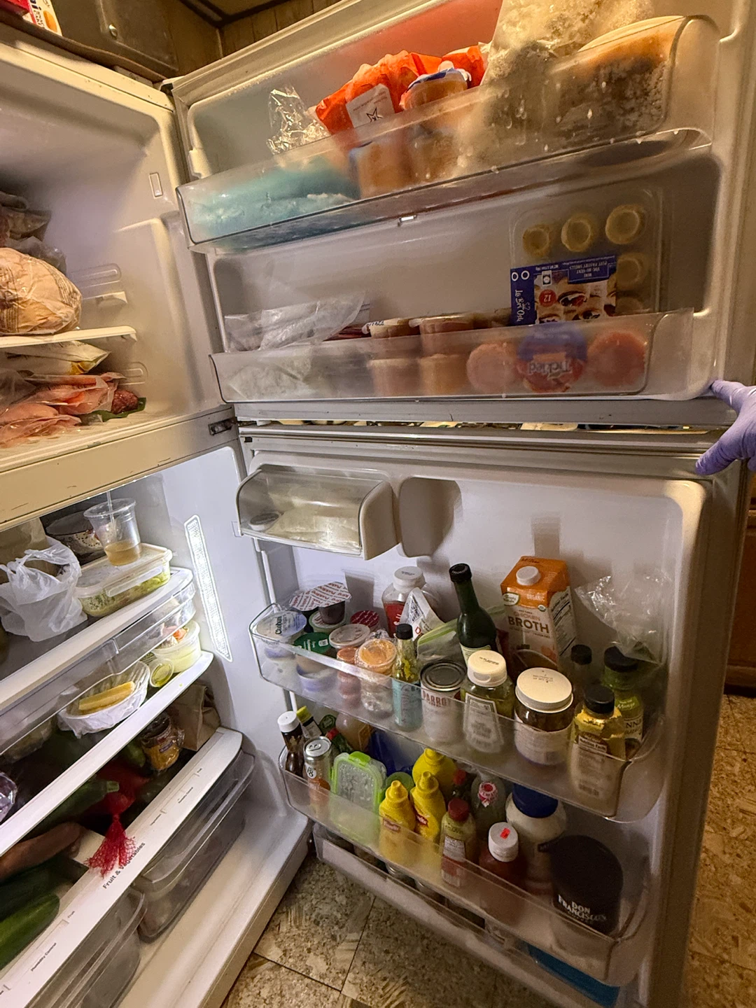 33cb inch Refigeeator/ Freezer with built in Ice Maker - photo 3