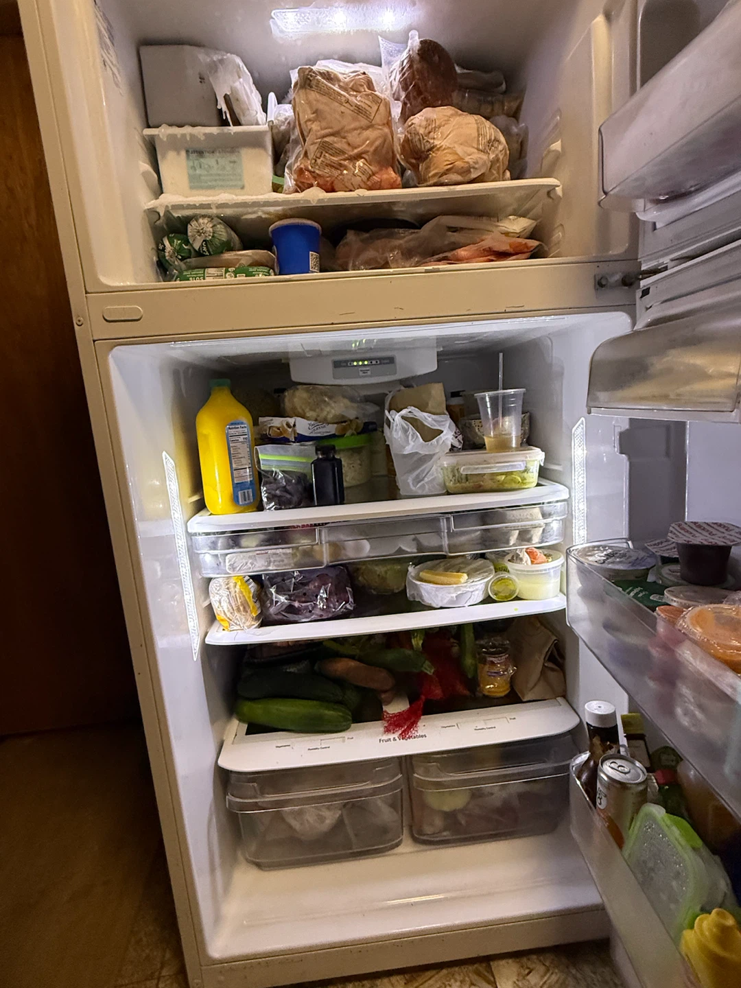 33cb inch Refigeeator/ Freezer with built in Ice Maker - photo 4