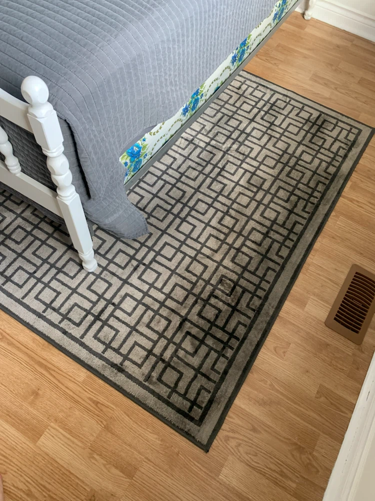 Area Rug with Geometric Pattern - photo 2