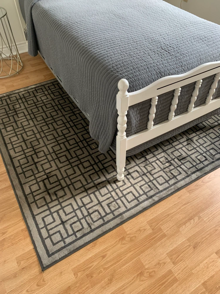 Area Rug with Geometric Pattern - photo 3