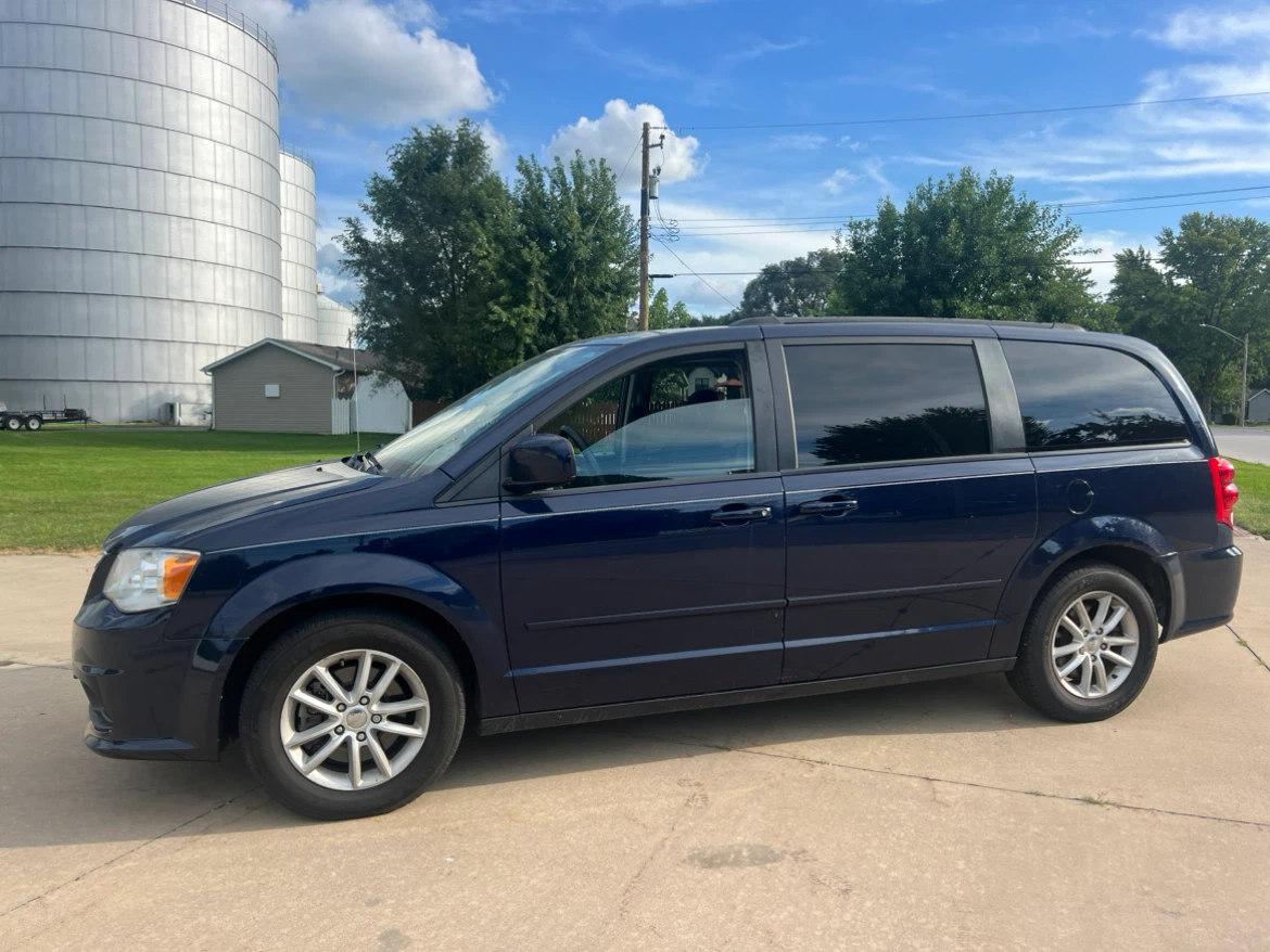 Dodge Grand Caravan SXT Minivan - photo 2