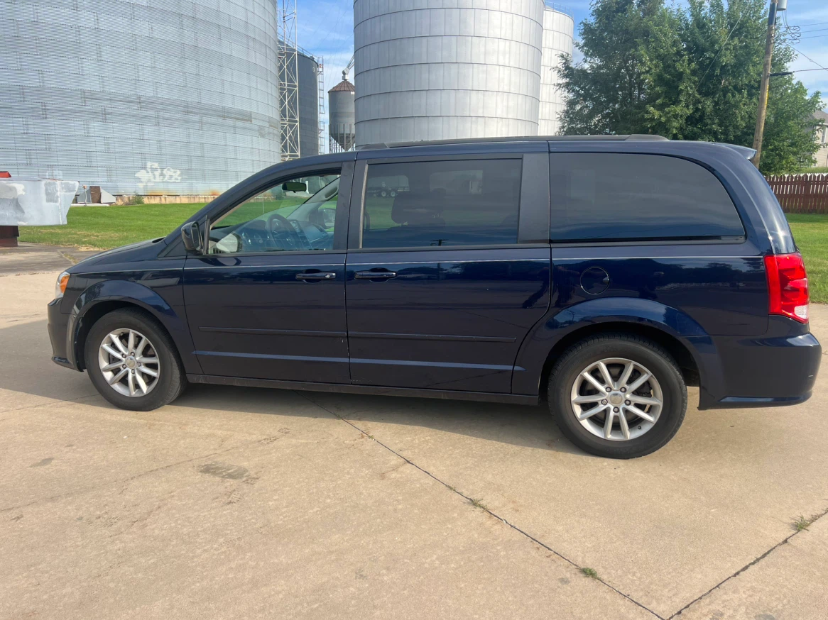 Dodge Grand Caravan SXT Minivan - photo 3