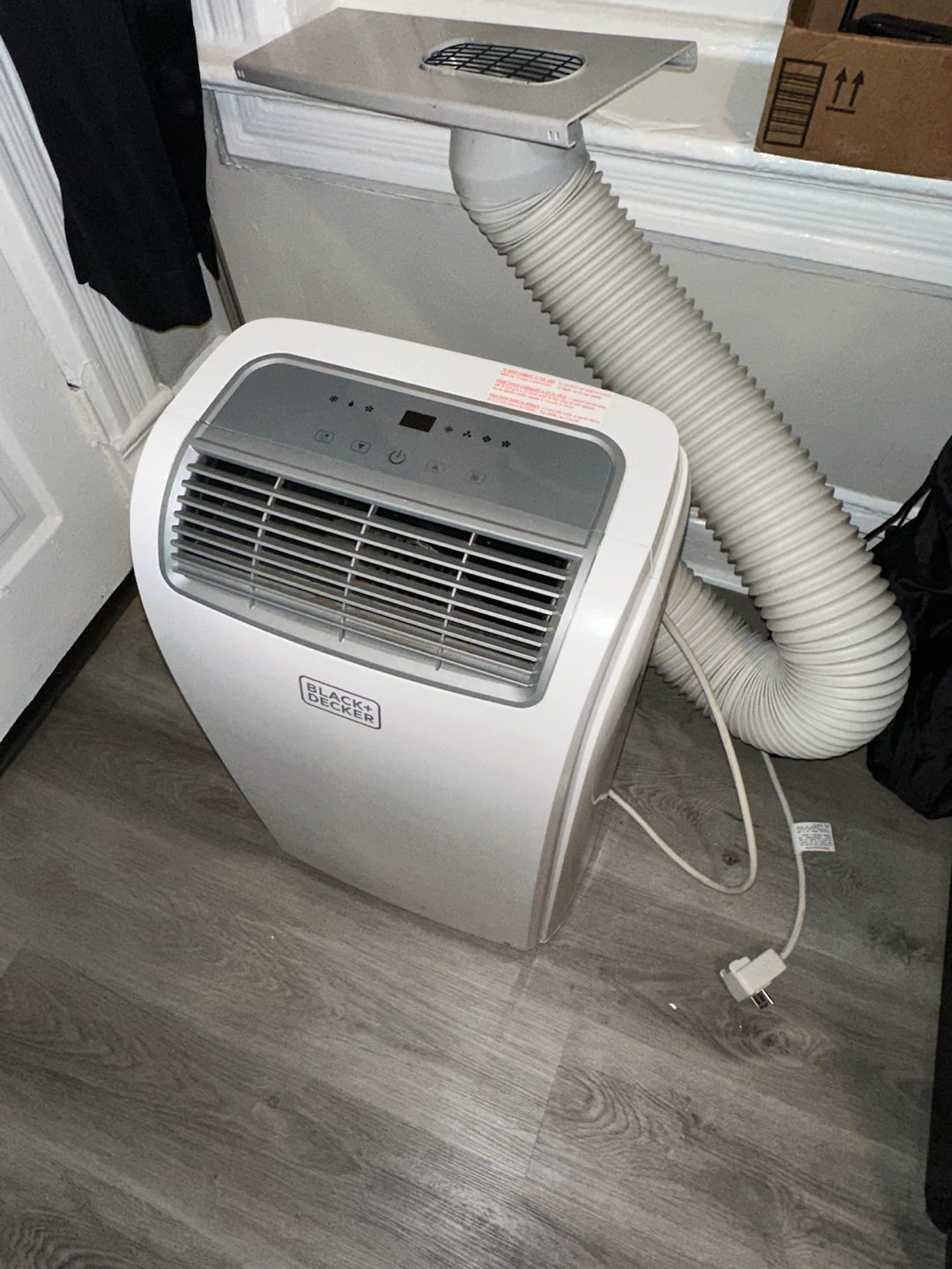 BLACK+DECKER Portable AC w/ Window Kit + Hose - photo 2