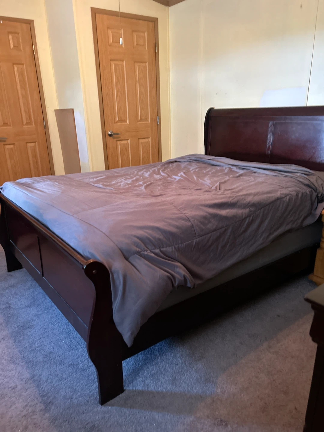 Bedroom set queen size bed plus dresser/mirror and nightstand