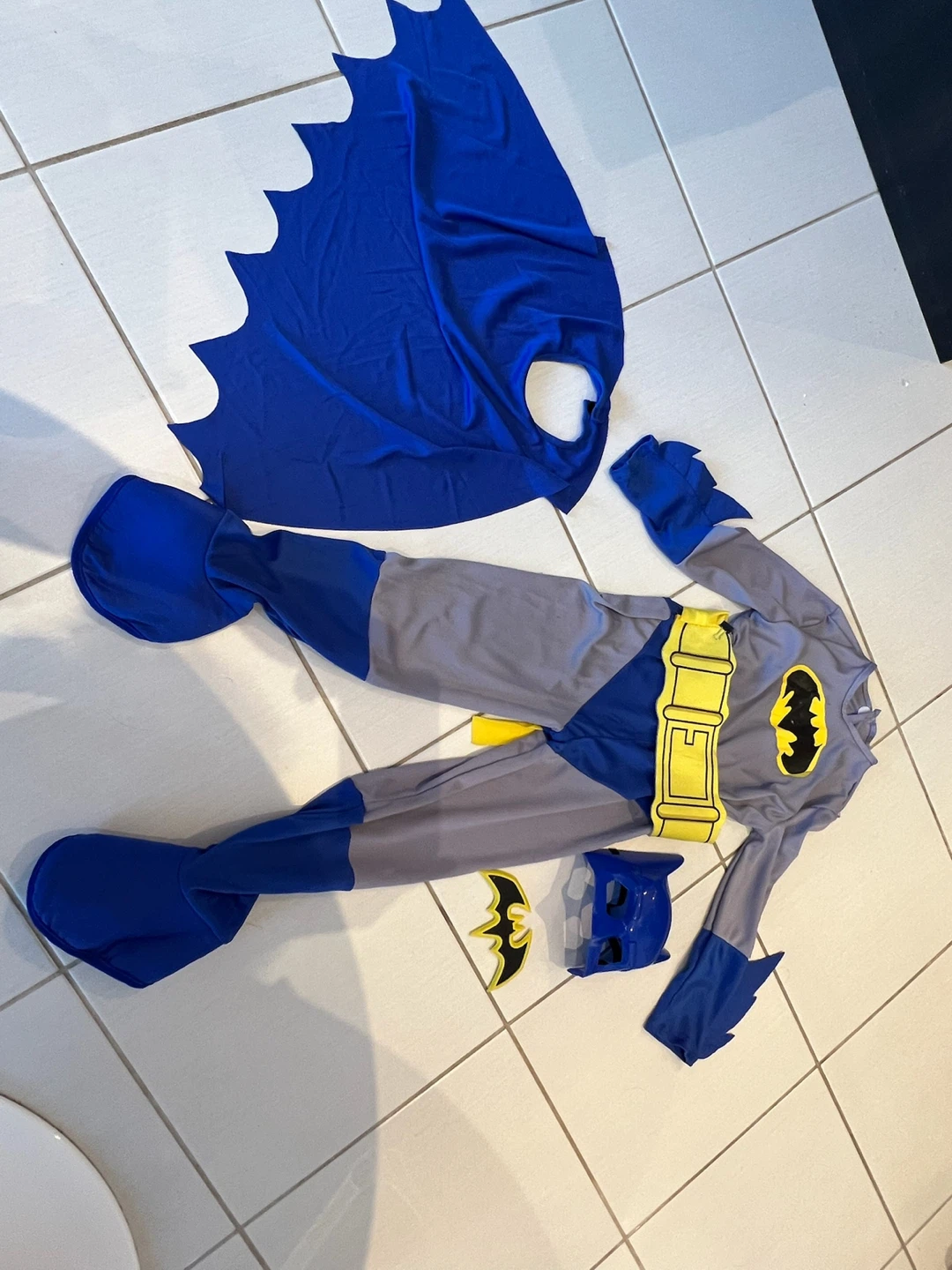 HALLOWEEN Kids (3-7) Batman Costume with Cape and Mask - photo 3