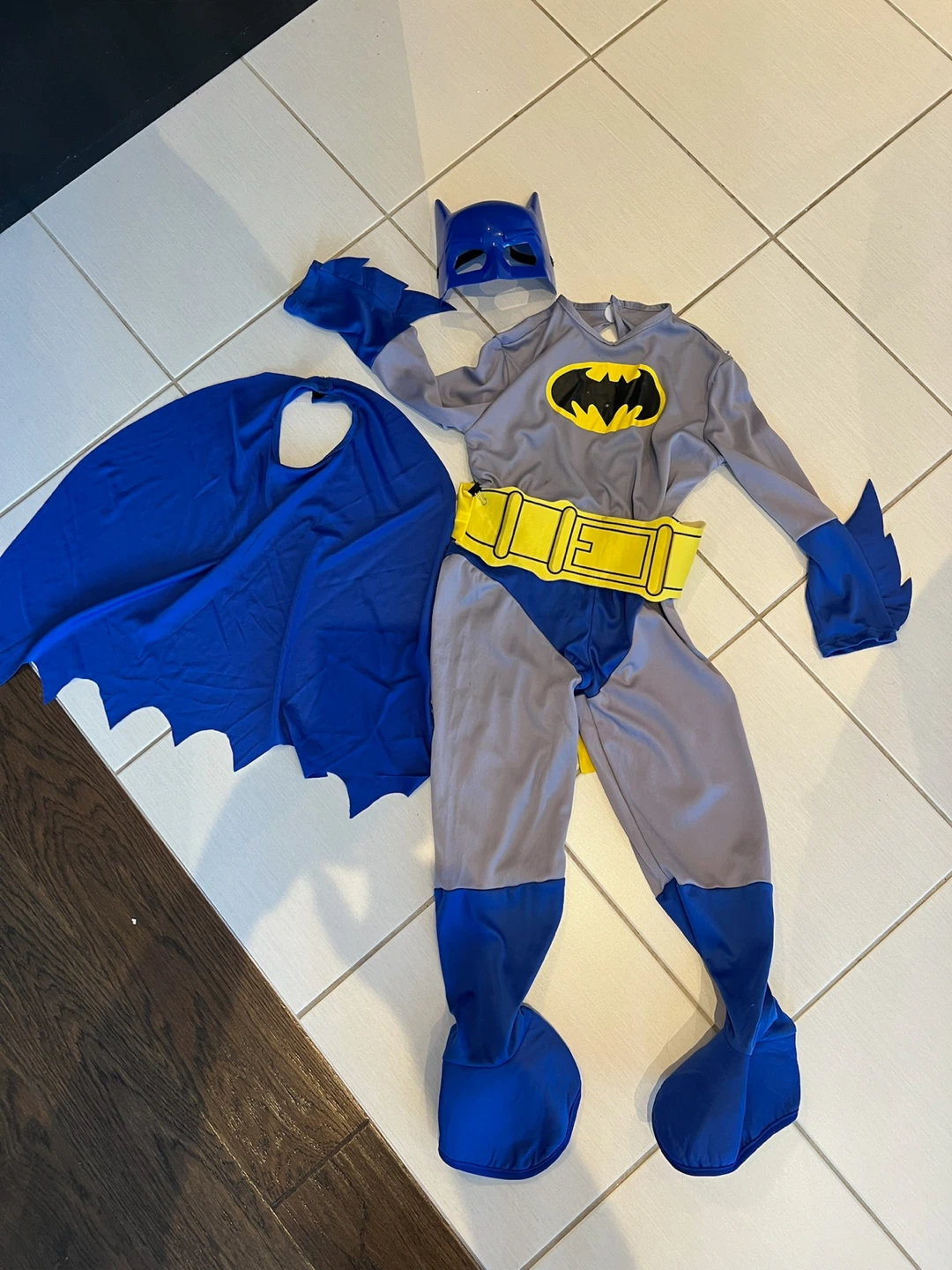 HALLOWEEN Kids (3-7) Batman Costume with Cape and Mask - photo 2