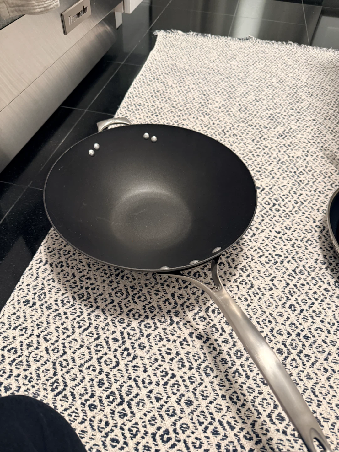 Calphalon Signature Wok 12” with Lid Never Used - photo 2