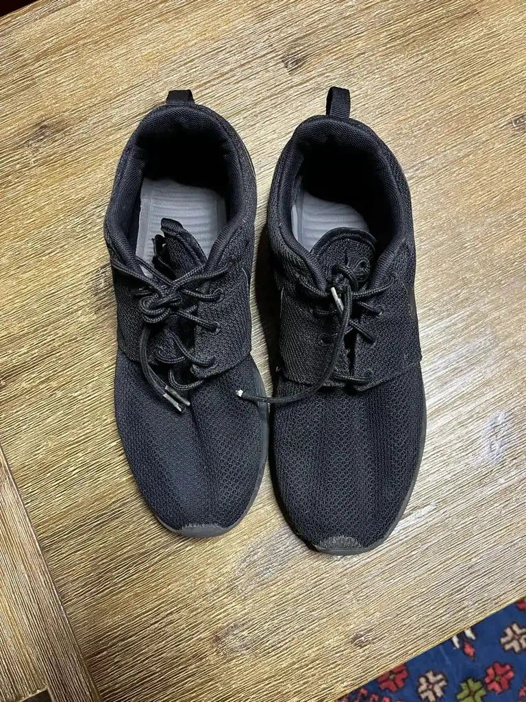 Nike Roshe Triple black sneakers Size 9