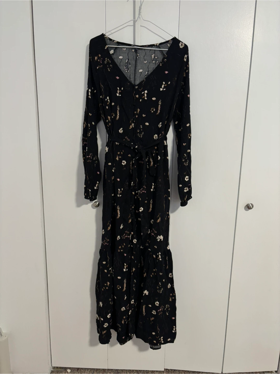 🌸 Black floral maxi dress, never worn.