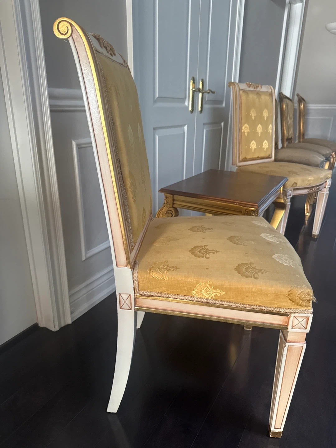 Set of 2 ornate accent chairs with side table - photo 4