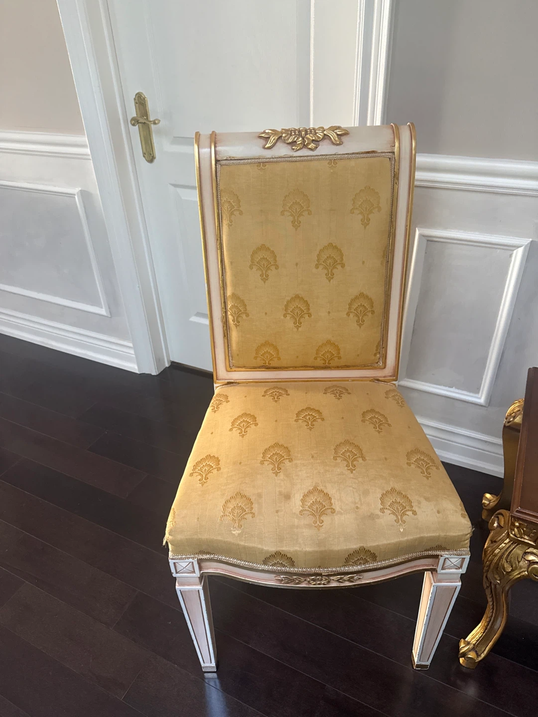 Set of 2 ornate accent chairs with side table - photo 2