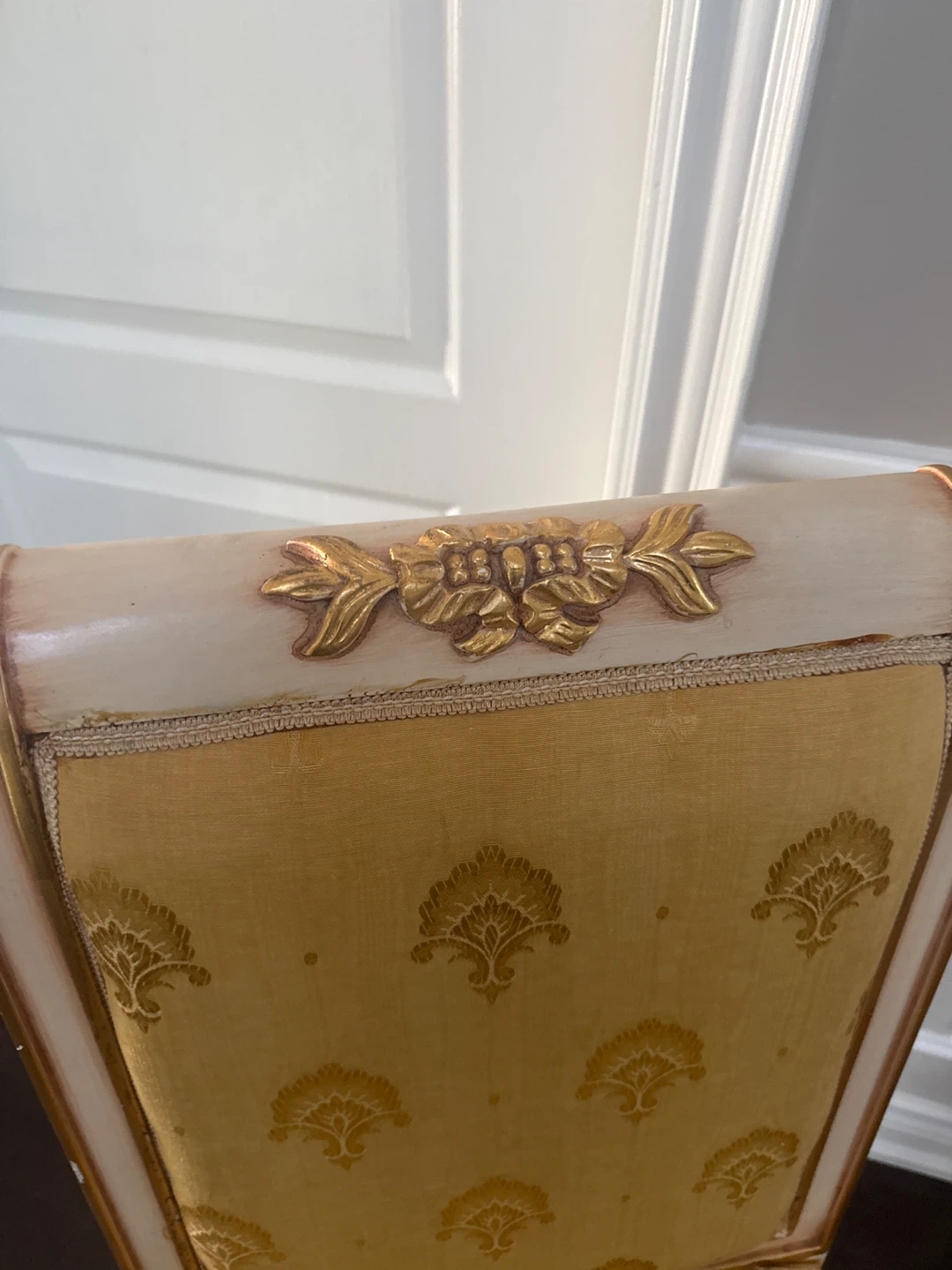 Set of 2 ornate accent chairs with side table - photo 3