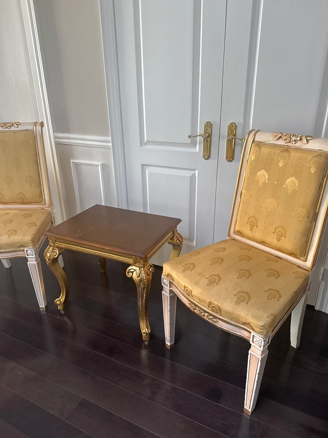 Set of 2 ornate accent chairs with side table - photo 5