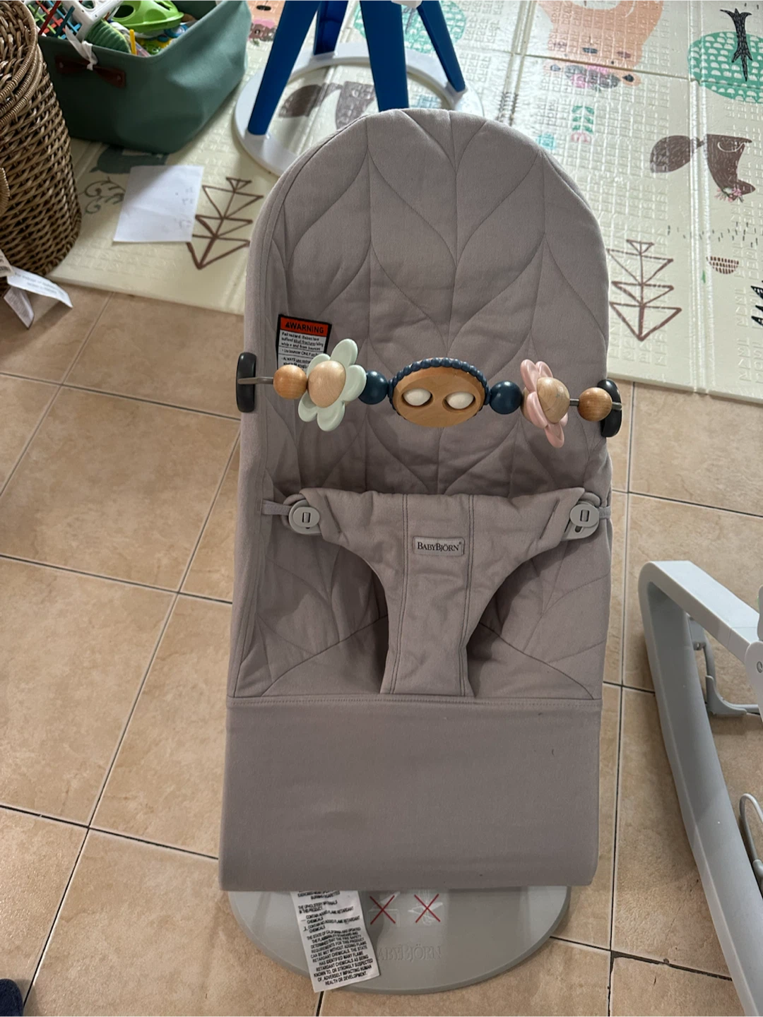 BabyBjörn Bouncer Balance Soft in gray + toy bar