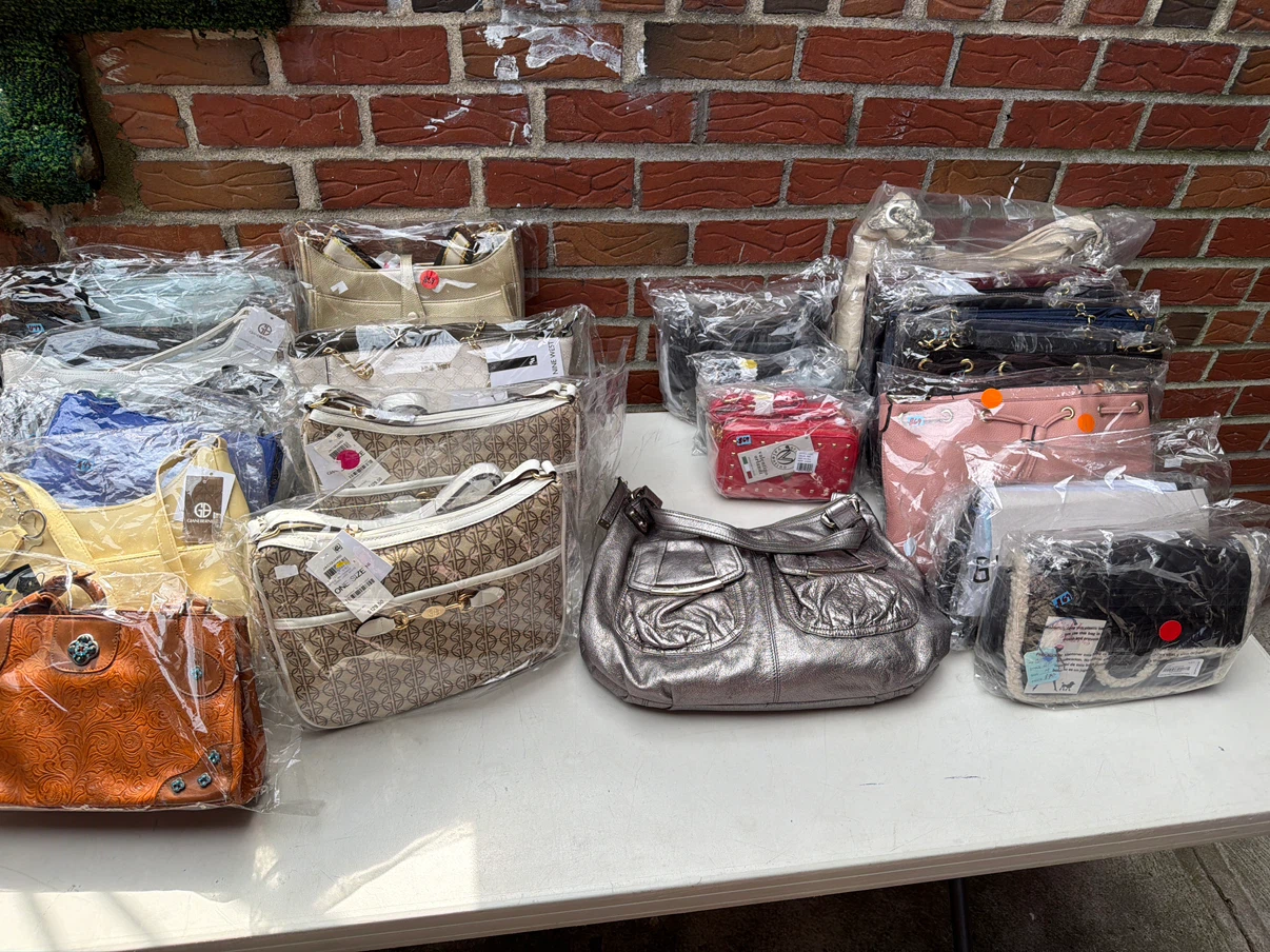 Assorted Women's Handbags +More. - photo 2