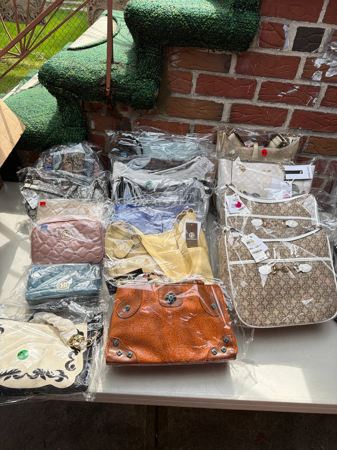 Assorted Women's Handbags +More. - photo 4