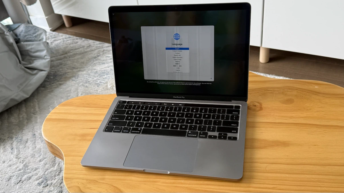 2020 Macbook Pro 13 - Screen and Battery Issues - photo 2