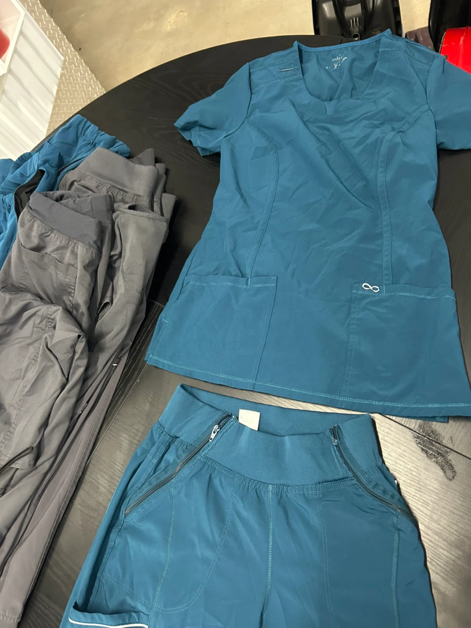 Lot of 19 pieces of  women scrubs  clothing - photo 4
