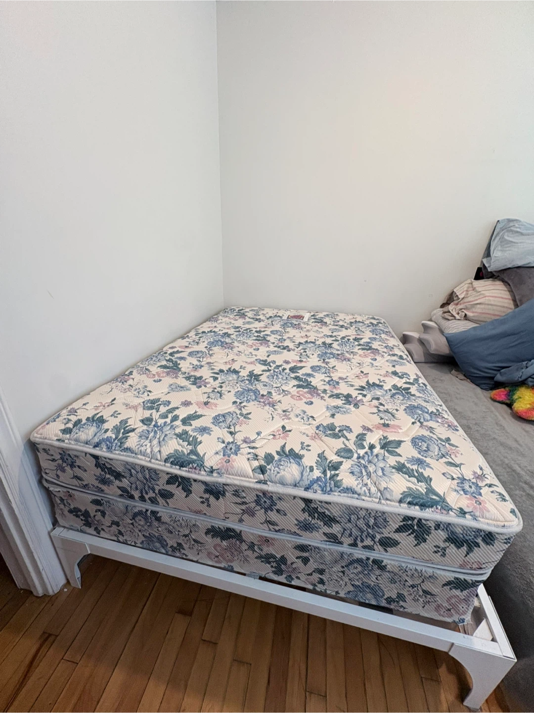 Vintage Sealy flora Mattress Set with Slatted Frame