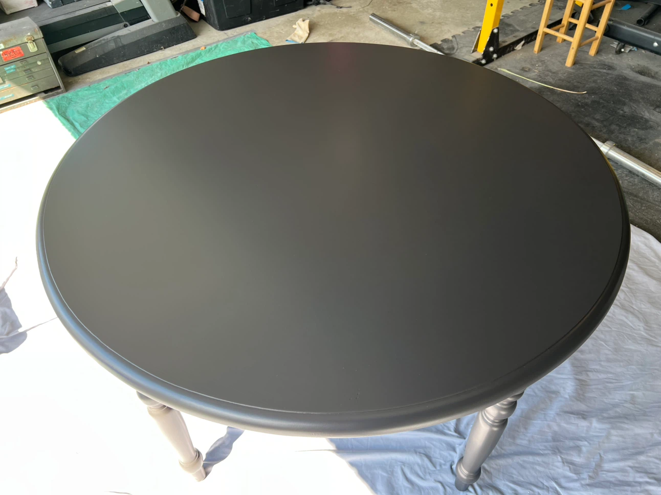 Round Dining Table - photo 2
