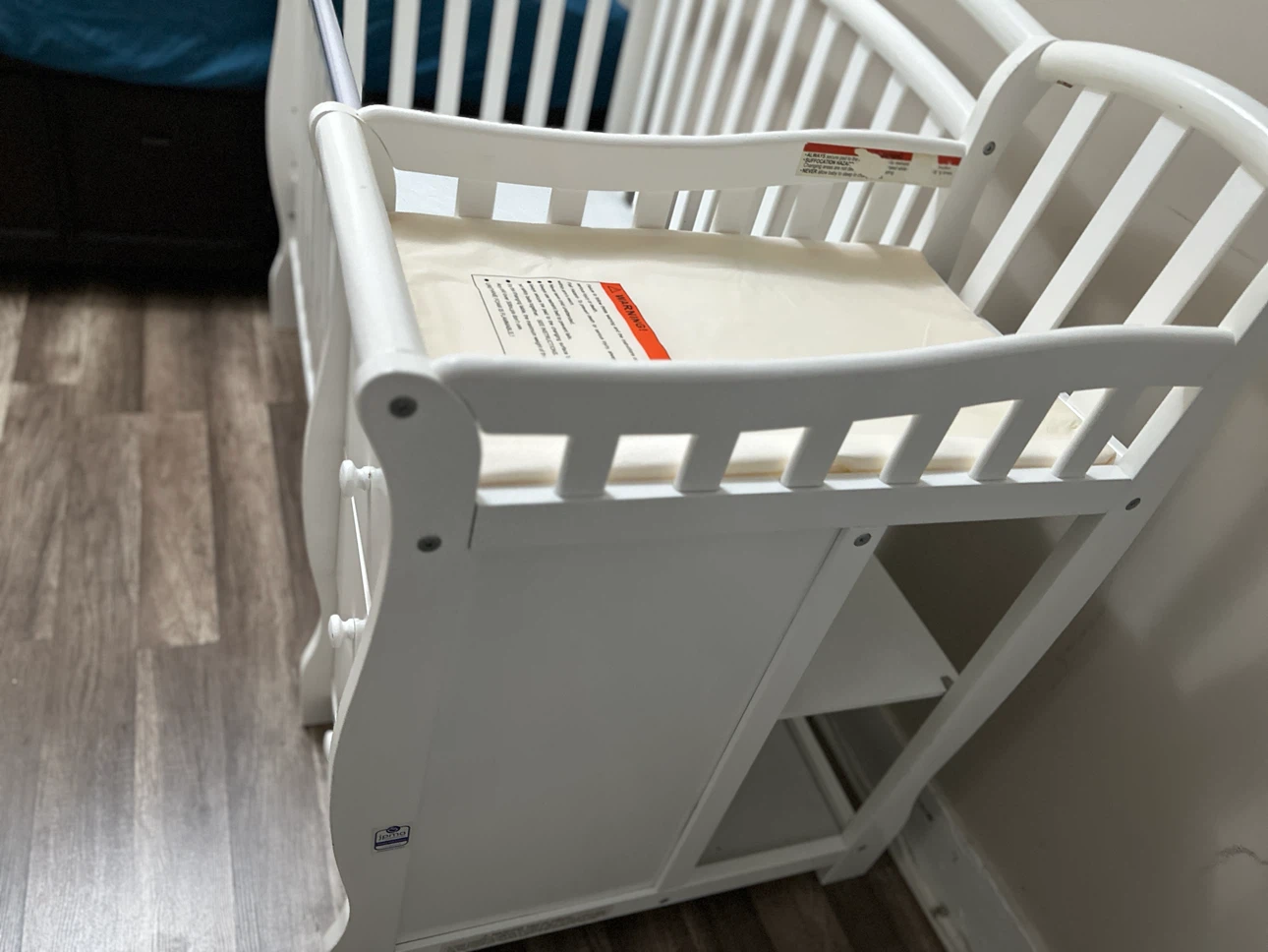 White Convertible Mini Crib with Changing Station - photo 3