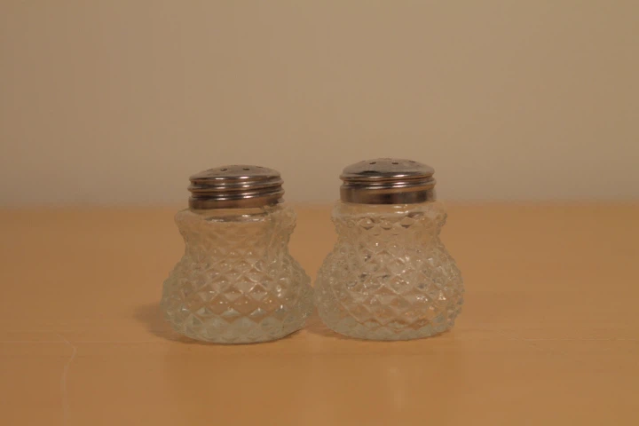 Small salt and pepper shakers - photo 2