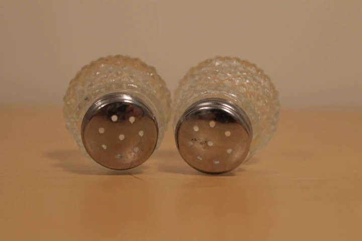 Small salt and pepper shakers - photo 3