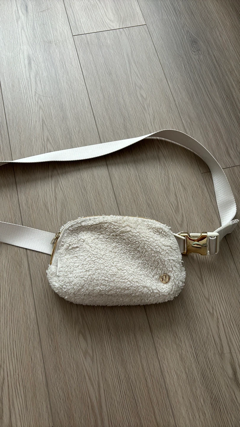 Lululemon everywhere belt bag 1L- white Sherpa