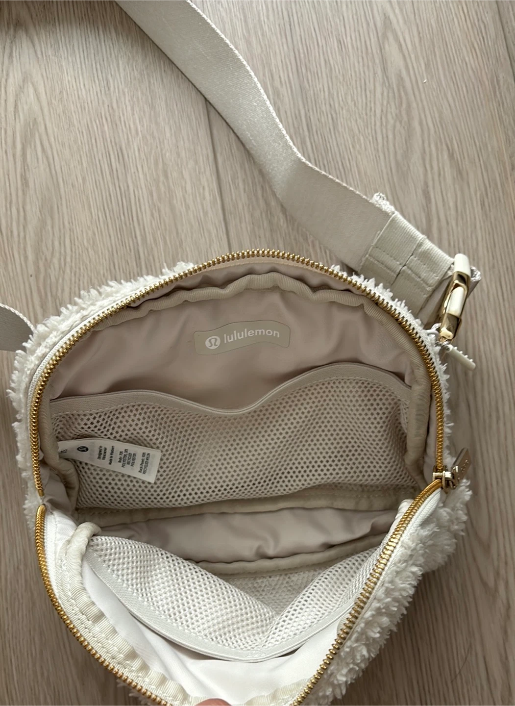 Lululemon everywhere belt bag 1L- white Sherpa - photo 2