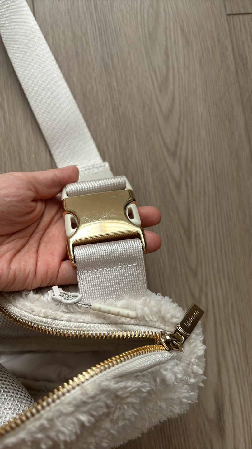 Lululemon everywhere belt bag 1L- white Sherpa - photo 3