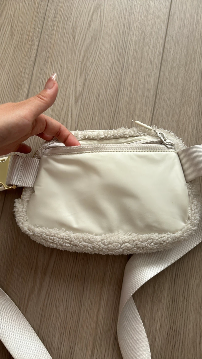 Lululemon everywhere belt bag 1L- white Sherpa - photo 4