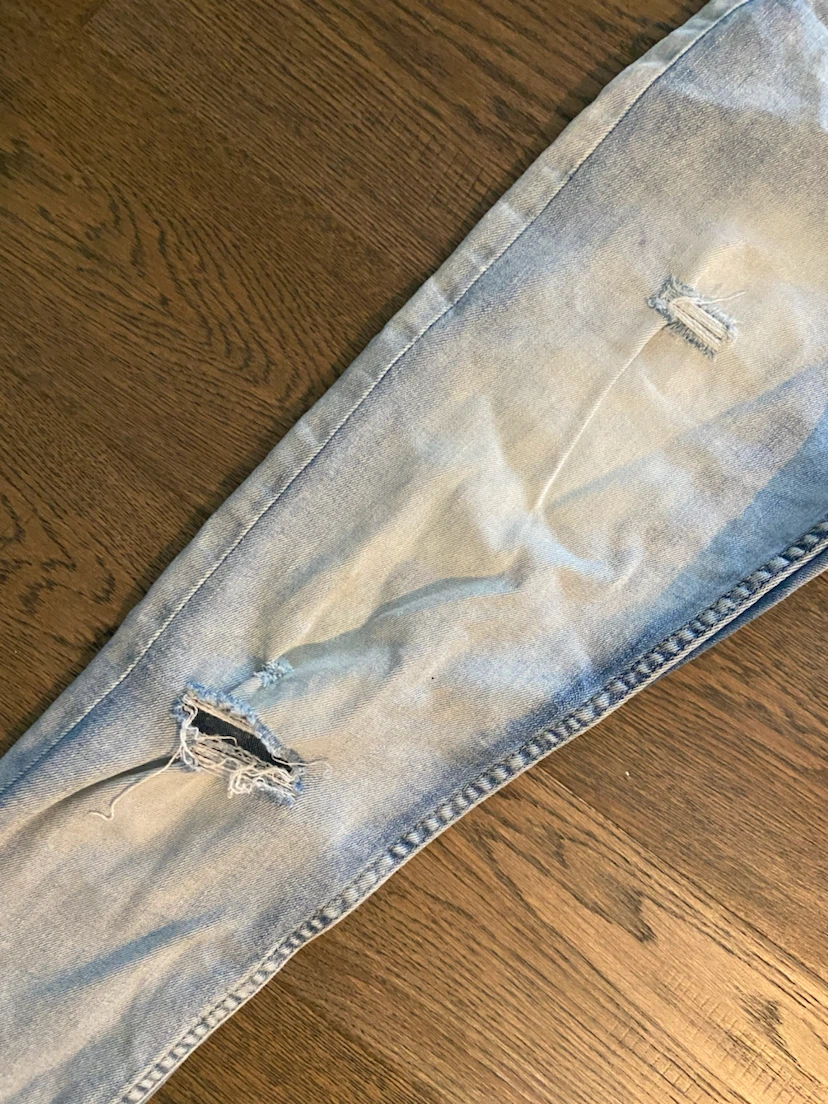 EUC: H&M & Denim Kids Light Wash Distressed Jeans 9-10 yrs - photo 2