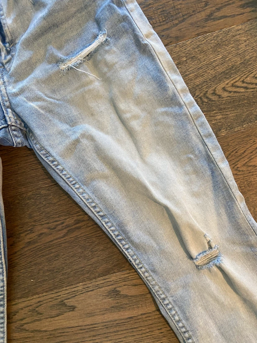 EUC: H&M & Denim Kids Light Wash Distressed Jeans 9-10 yrs - photo 3