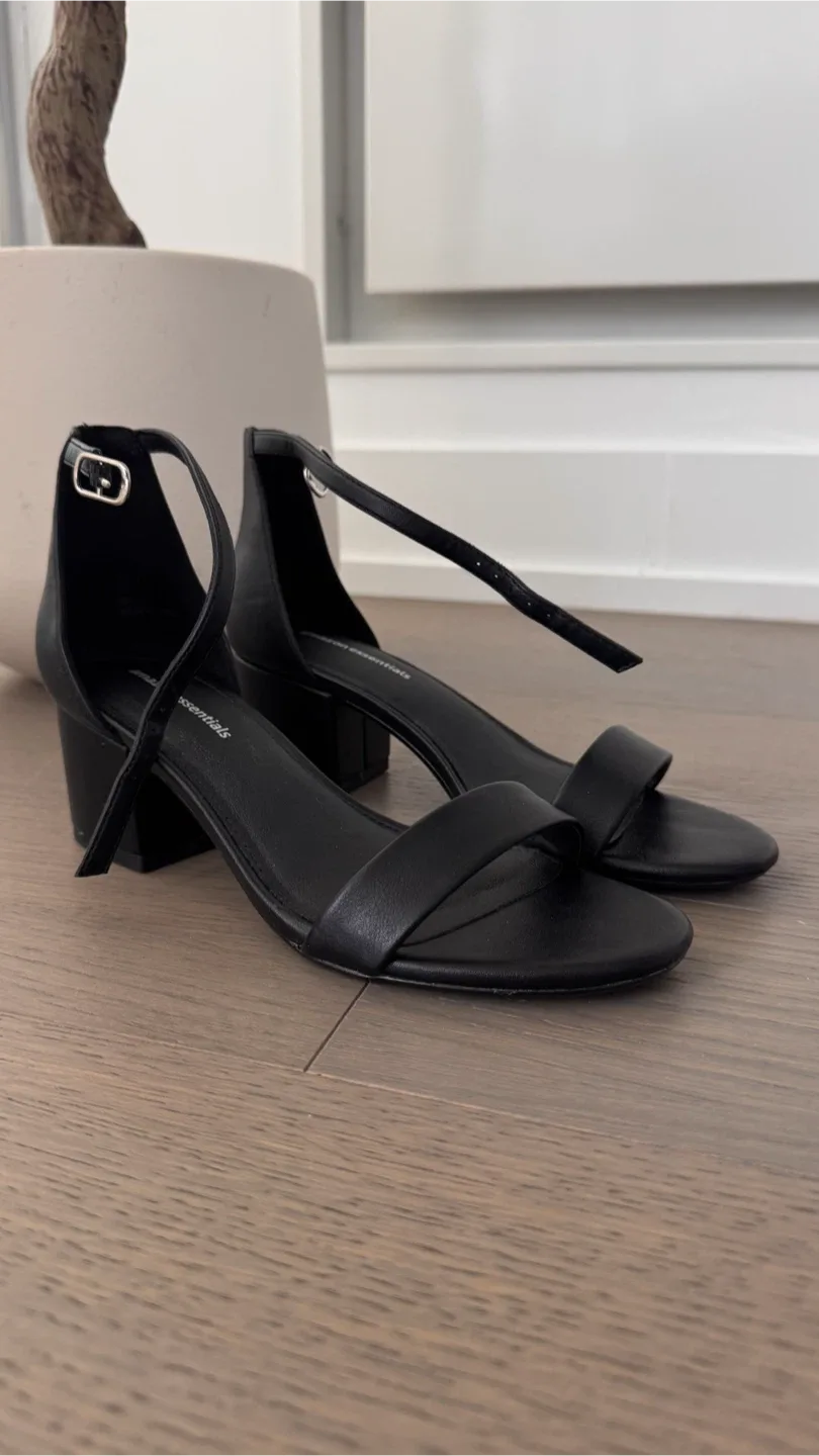 Amazon Essentials Women's Black  Heels  UK 4