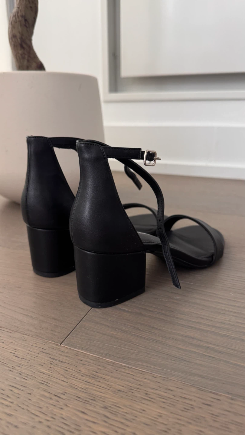 Amazon Essentials Women's Black  Heels  UK 4 - photo 2