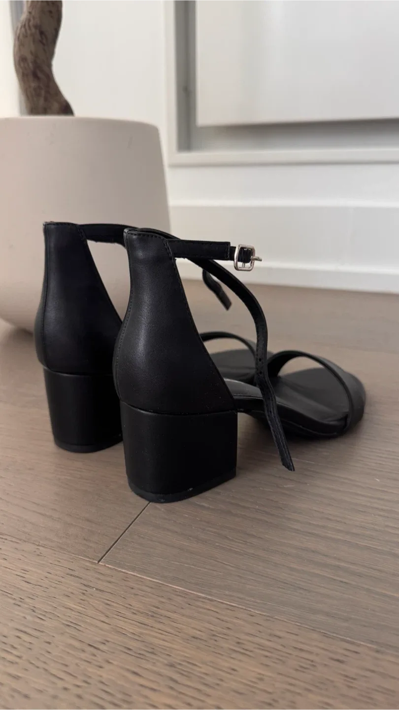 Amazon Essentials Women's Black  Heels  UK 4 - photo 2