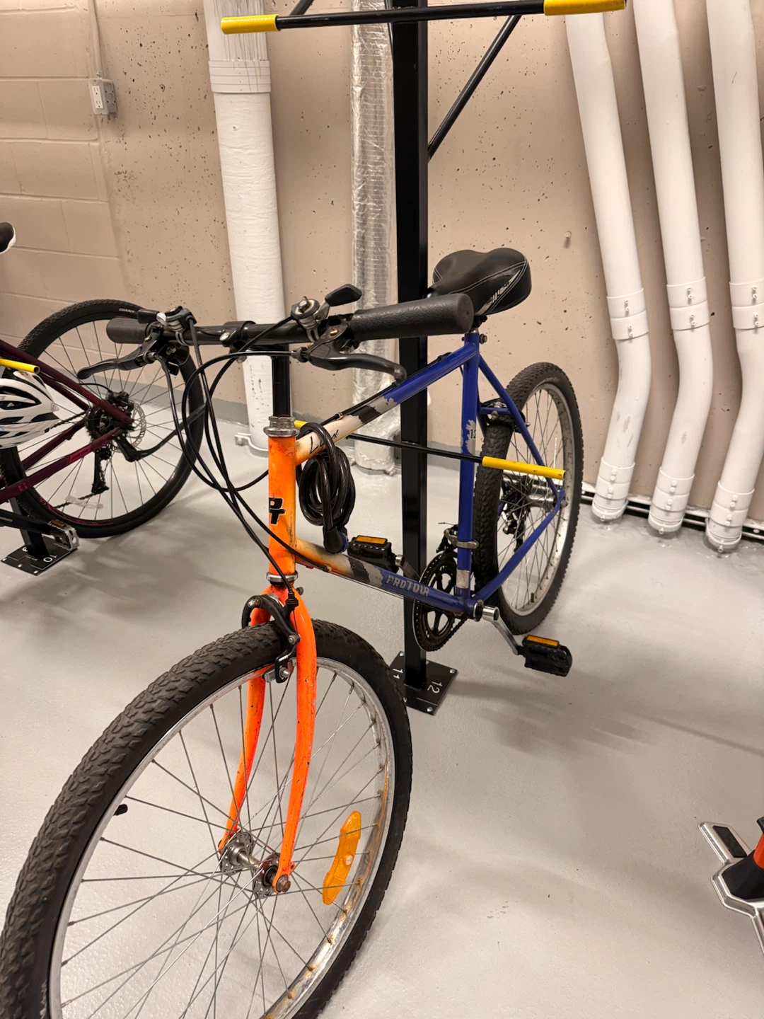 Men's Mountain Bike with an extra tire - photo 3