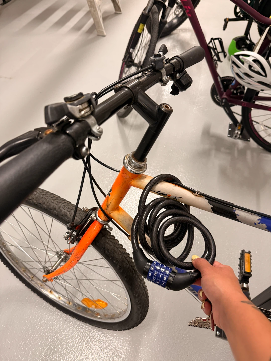 Men's Mountain Bike with an extra tire - photo 4