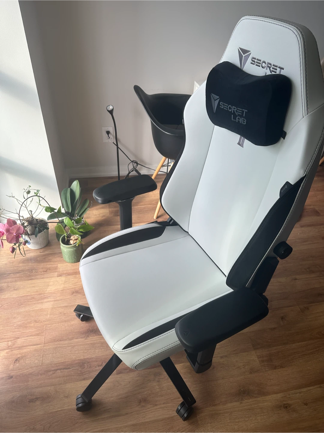 Secretlab TITAN EVO Gaming Chair White & Black with Pillow - photo 2