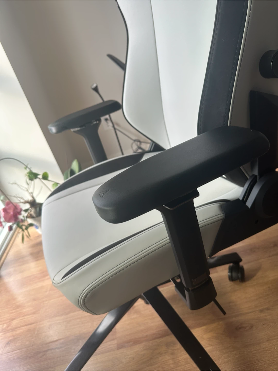 Secretlab TITAN EVO Gaming Chair White & Black with Pillow - photo 3