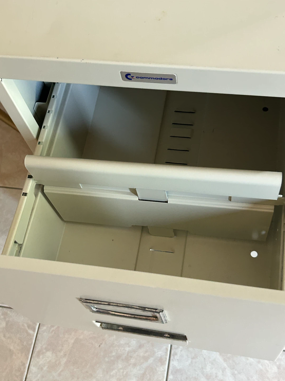 Commodore 2-Drawer Filing Cabinet with Keys - photo 4