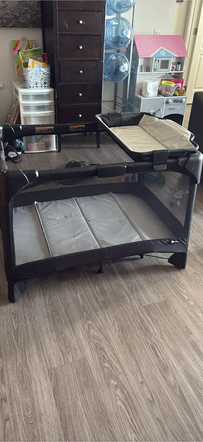 4moms breeze plus Playard with Changing Station