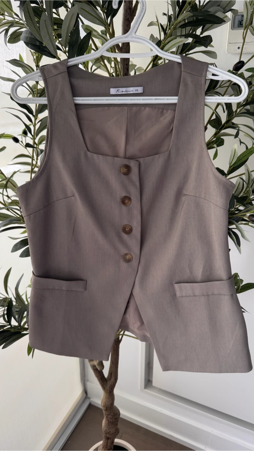 AmyEnjoyLife Taupe Sleeveless Vest XS