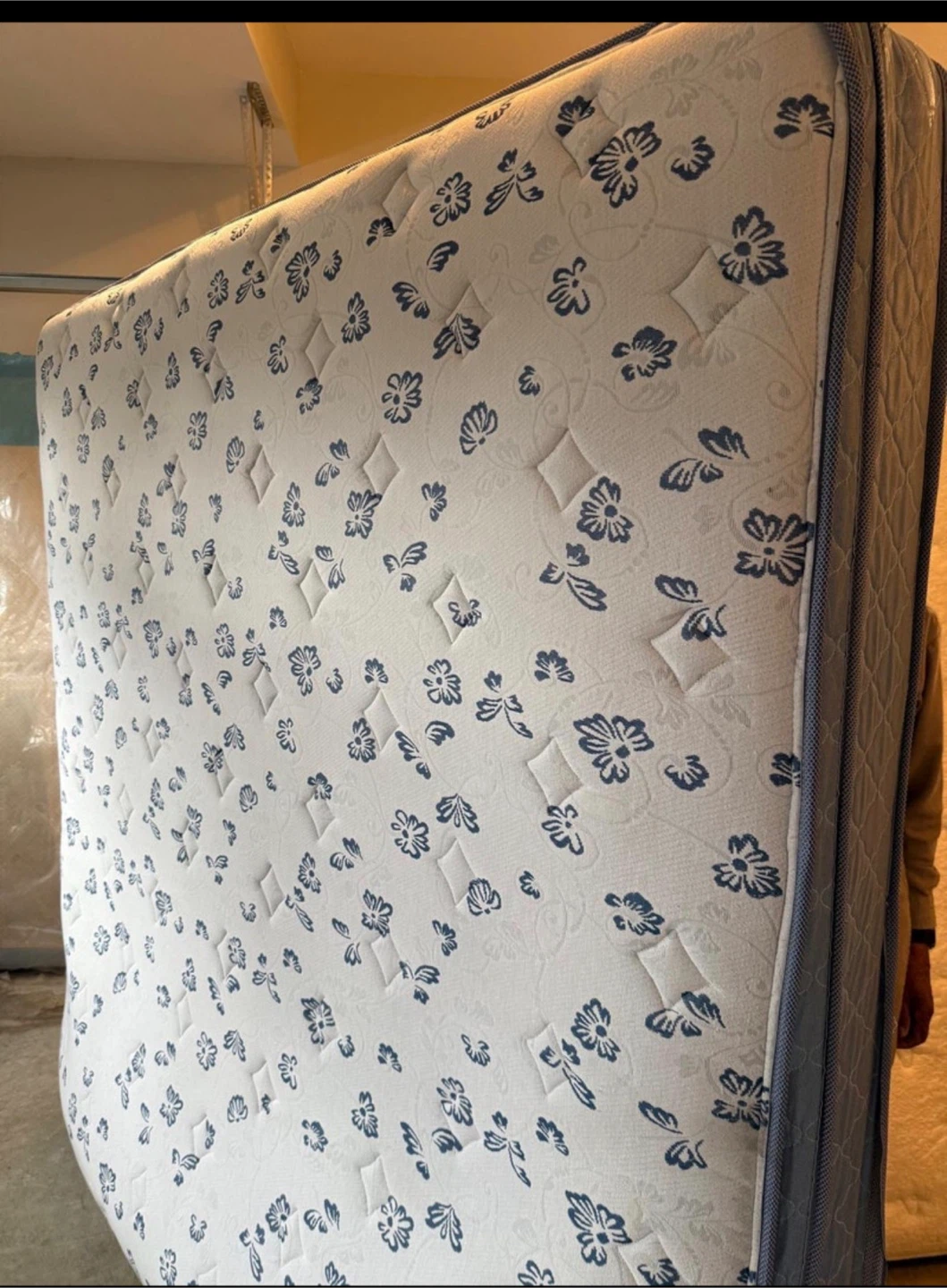 Mattress king sz clean . Picup / delivery $