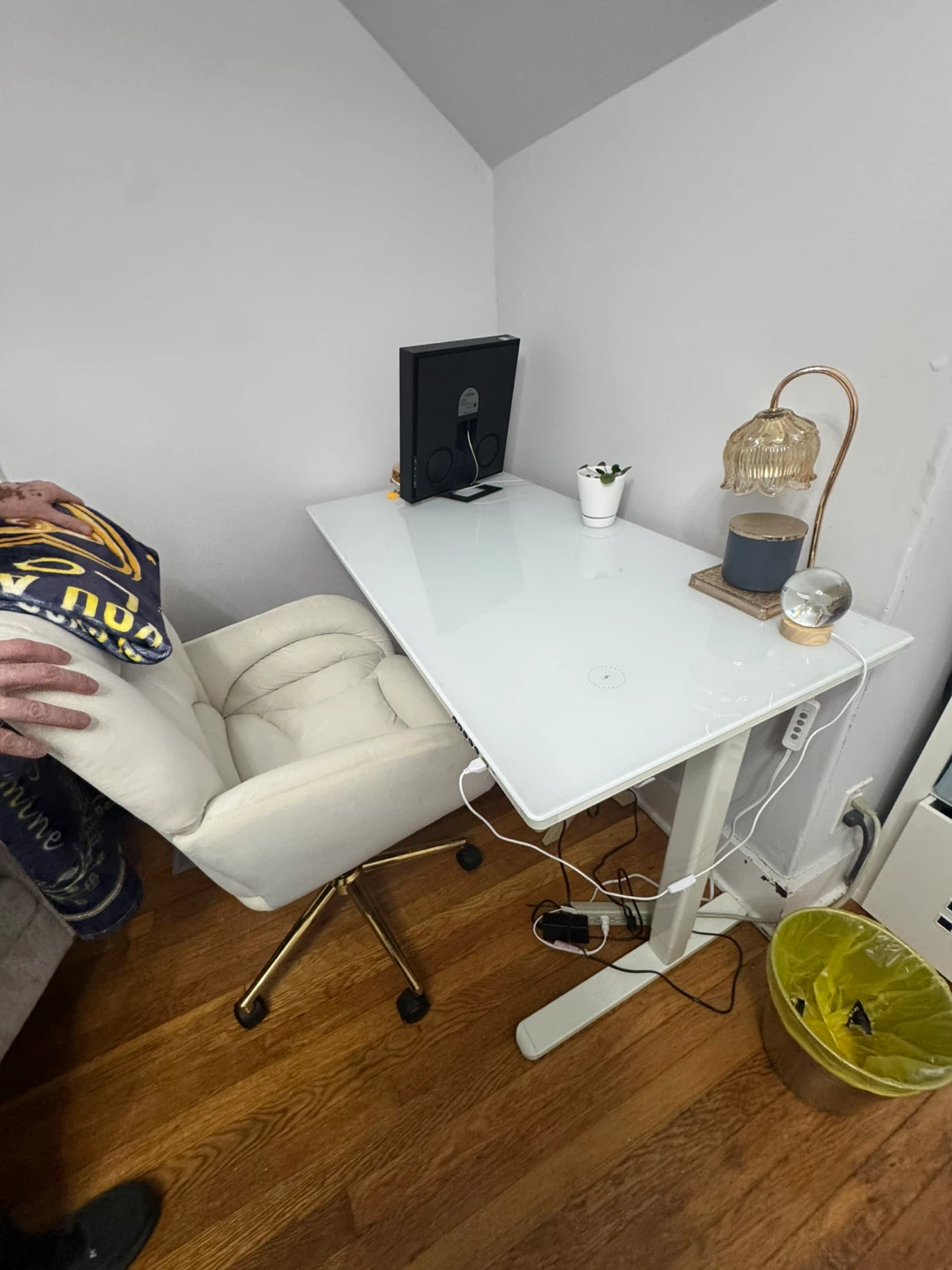 INNOVAR Wireless Charging Glass Standing Desk - photo 2